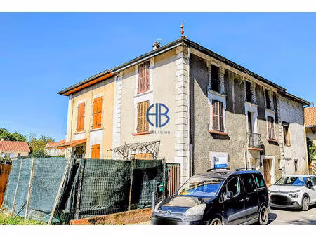 maison de ville avec extérieur  garage et parking à rénover.