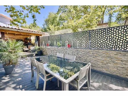 appartement t4 avec terrasses  jardin et stationnements