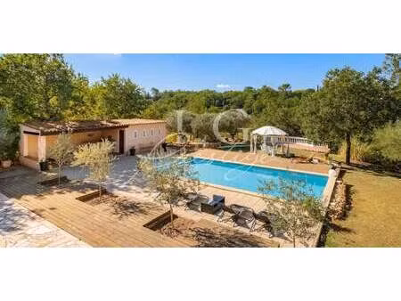 villa avec piscine et terrasse saint-paul-en-forêt (83)