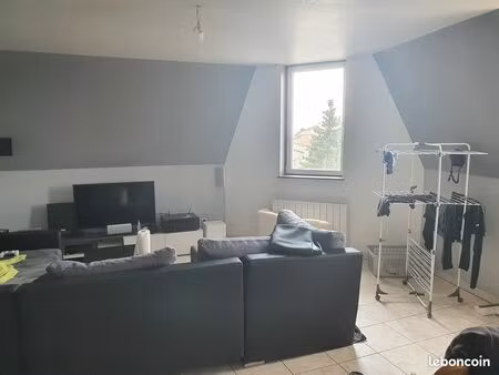 f2 lumineux dans petite résidence avec parking