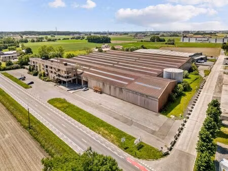 complexe commercial multifonctionnel bénéficiant d'un emplac