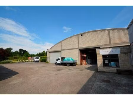 ruim magazijn (405 m²) met bureel (58 m²)!