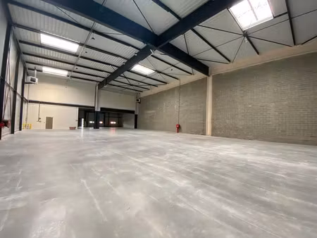 a vendre bâtiment indépendant avec un espace extérieur permettant le stockage dans le val 