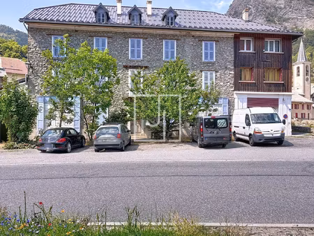 à vendre immeuble avec potentiel au coeur de la condamine-c