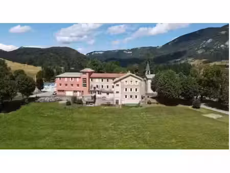 ancien centre d'accueil au coeur du vercors 800 m2 habitabl