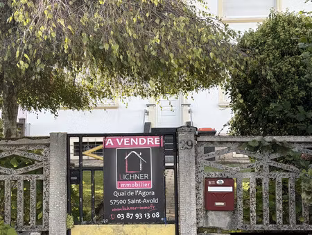 maison mitoyenne avec jardin et garage.