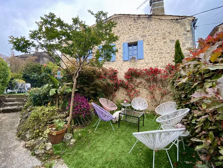 maison en pierre avec jardin