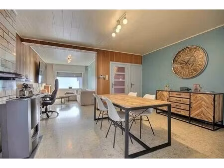 maison familiale robuste avec trois chambres et jardin