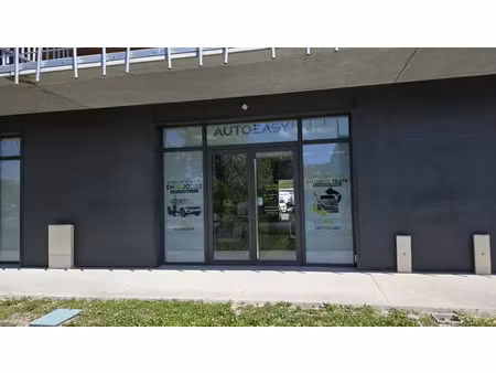 mérignac- proche thales - local en r+1 de 136 m2 avec statio