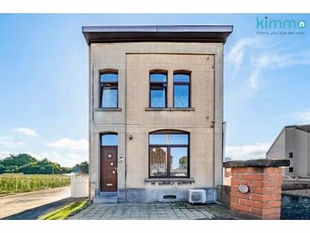 spacieuse maison 4 facades avec jardin et panneaux solaires