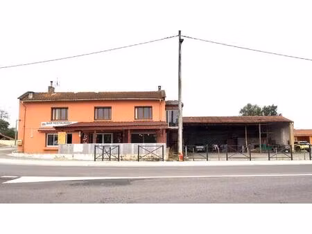 grande bâtisse de 324 m2 comprenant 1 appartement t5 et 1 local professionnel avec hangar.