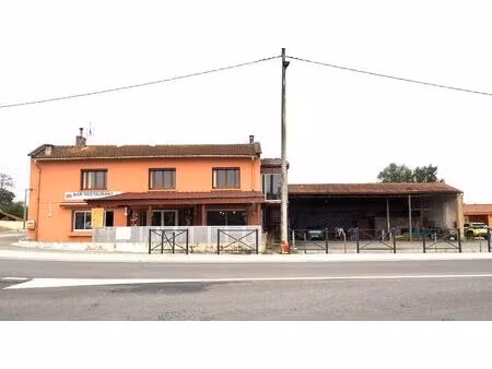 grande bâtisse de 324 m2 comprenant 1 appartement t5 et 1 local professionnel avec hangar.