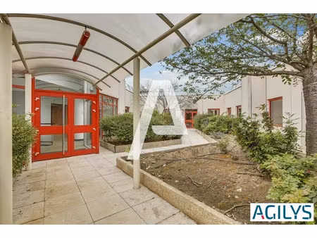 a louer : locaux mixtes activités / laboratoires / bureaux proche rungis