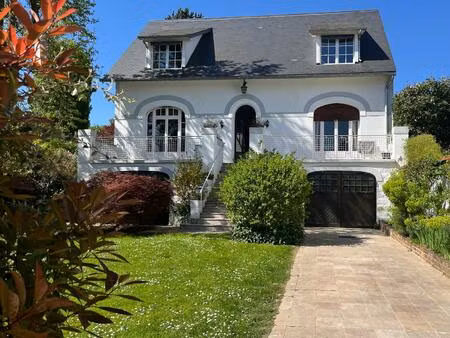 centre proche écoles et commerces.