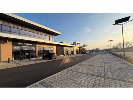 local commercial neuf à louer 366 m²