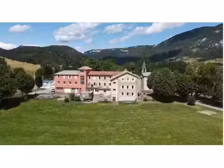ancien centre d'accueil au cœur du vercors 800 m2 habitables avec logement indépendant