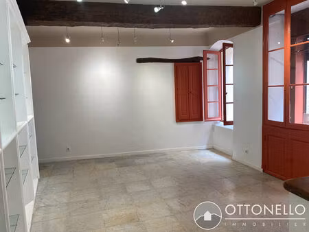 local commercial 32 m2 avec vitrine sur ruelle