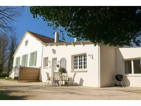 propriété attrayante avec une grande surface habitable et un grand terrain privé