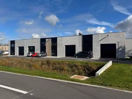 unité pme récemment construite d'environ 280 m² dans un empl