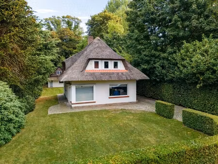 vrijstaande charmante villa onder rieten dak op toplocatie in kapellen