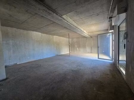 locaux neufs en rdc entre centre-ville et 3 mares