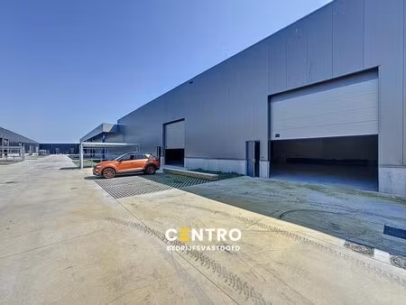 instapklare opslagruimte (214m²) met sectionaalpoort te h...