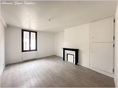 centre de courville sur eure (28) - maison à louer 3 pièces  cour  petites dépendances