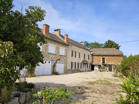 belle propriété sur un terrain de 6388 m2 avec grange et dép