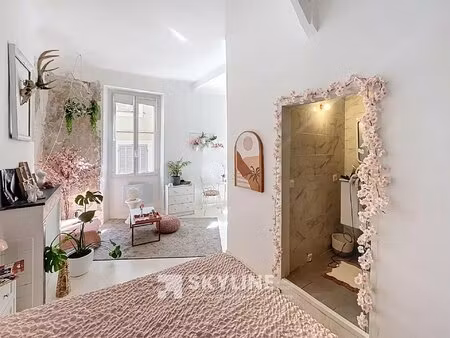 à vendre – charmant studio rénové et meublé au cœur du panier (marseille)