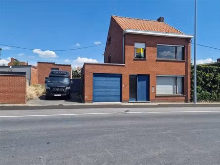 halfopen te renoveren woning nabij centrum pittem op een perceel van 348m²!
