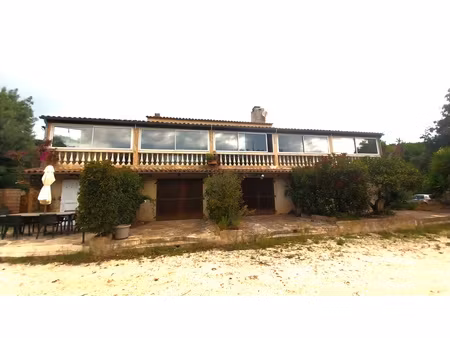 villa divisé en appartements. fort potentiel