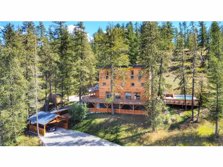 chalet 385 m2 sur 2700 du terrain avec une piscine et jacuzz
