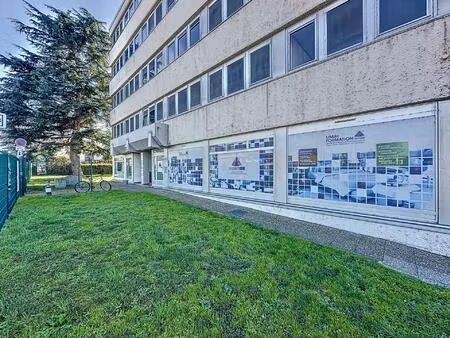 avenue des états unis - local de 250 m² avec 8 parkings.