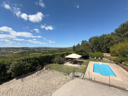 grande maison familiale avec vue et piscine