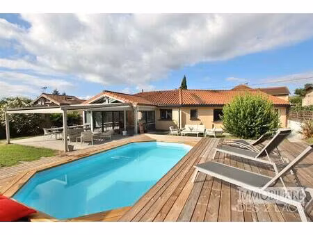 villa contemporaine de 2002 - joli terrain arboré avec piscine