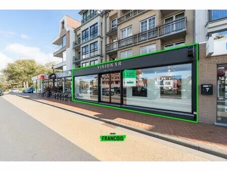 commerce moderne avec grande visibilité et parking au centr…