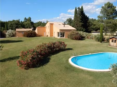villa avec logement d'amis et très grand garage  sur un terrain de 2200 m2