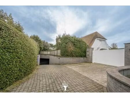 box de garage fermé au centre de knokke...