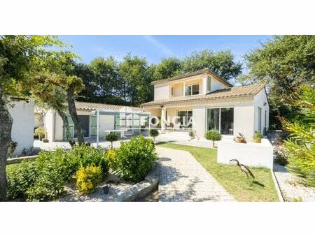 arpaillargues superbe villa lumineuse double garage piscine