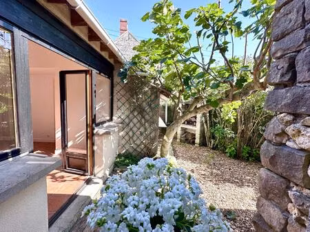 dans un village très prisé se cache cette maison de charme  promesse d'un coup de cœur à v