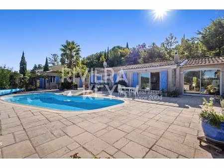 vidauban : villa moderne de plain-pied avec 3 chambres  studio d’amis  piscine et vue pano