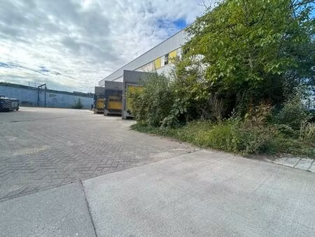 entrepôt de 1.200 m² avec 3 quais + 1 porte sectionnelle