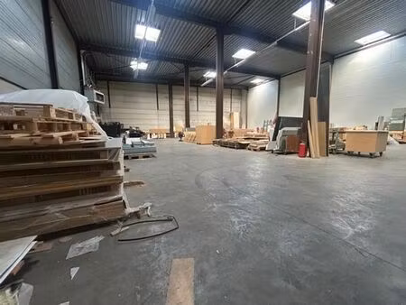 entrepôt de 600 m² avec parking éxterieur a louer