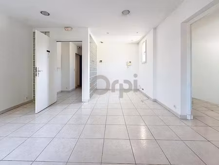 location locaux professionnels 55 m² à roquebrune-sur-argens (83520)  1 000 €