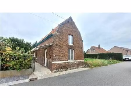 maison 4 façades située dans une rue calme.