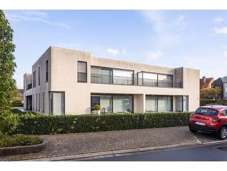 lichtrijk appartement met terras en garagebox te kluisbergen