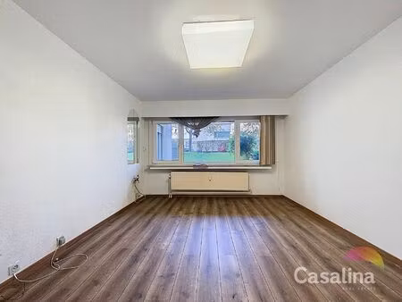 een gelijkvloerse kantoor  te renoveren van ± 34 m²