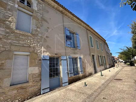 charmante maison en pierre au coeur d'un village