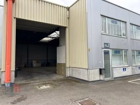 entrepôt fonctionnel avec bureaux à louer – 255 m² d'espa...