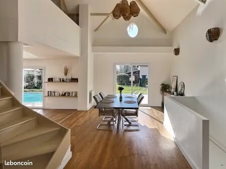 maison familiale de 230 m² avec jardin paysager  piscine